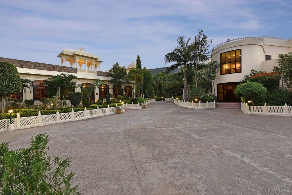 Hotel The Udaibagh Udaipur Esterno foto